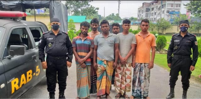 লালপুরে অস্ত্রসহ ৭ সন্ত্রাসী আটক