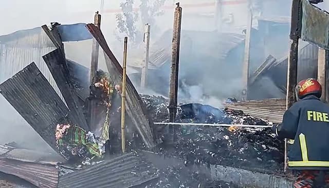 সিগারেটের আগুনে দোকান ভস্মীভূত