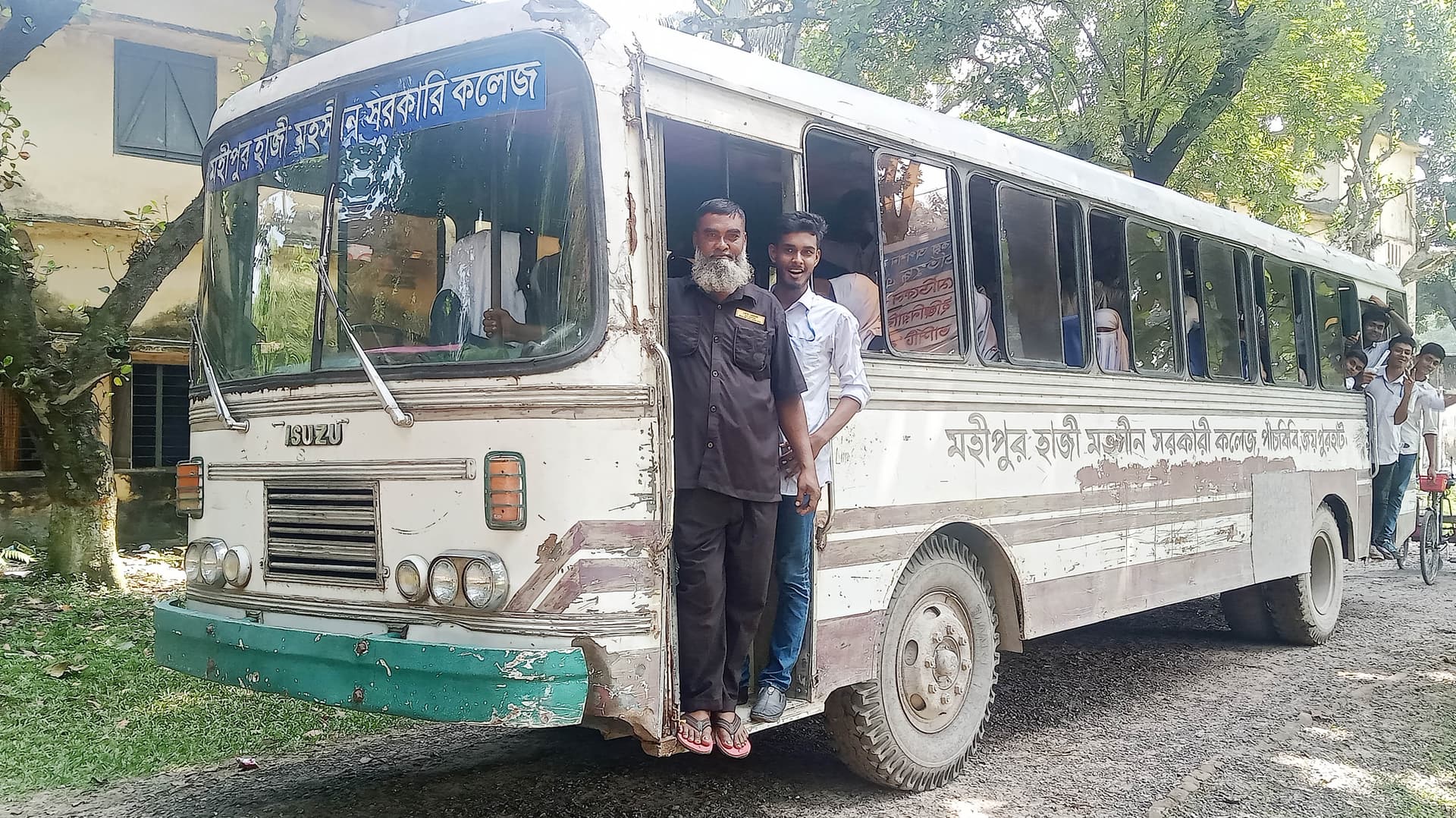 পাঁচবিবিতে পাঁচ হাজার শিক্ষার্থীর জন্য একটি বাস