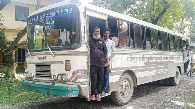 পাঁচবিবিতে পাঁচ হাজার শিক্ষার্থীর জন্য একটি বাস