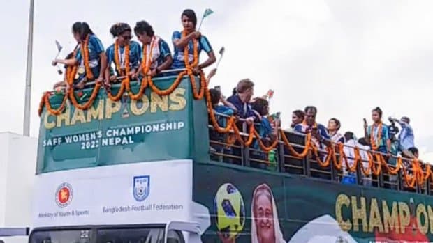 ছাদখোলা বাসে চড়ে বাফুফের পথে ‘সাফ চ্যাম্পিয়ন’ সাবিনারা