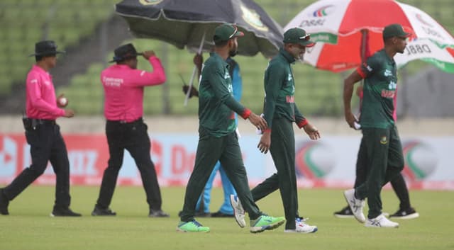 ম্যাচ শুরু সাড়ে চারটায়, খেলা ৪২ ওভারের