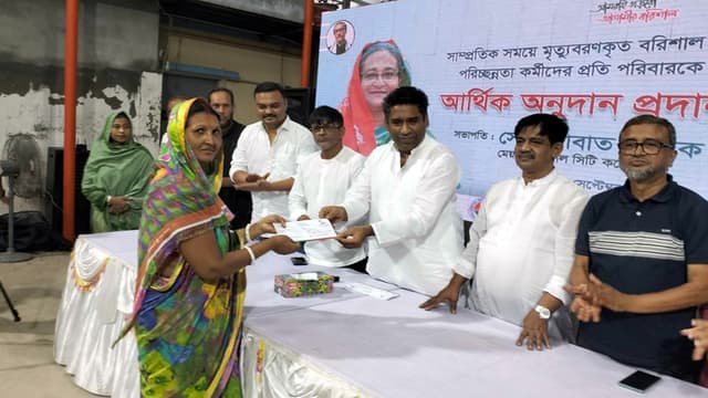 বিসিসি'র মৃত কর্মীদের পরিবারের মাঝে মেয়র সাদিকের অর্থ সহায়তা প্রদান