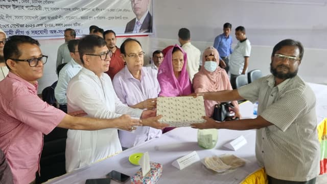 আ.লীগ নেতার মতবিনিময় সভায় নেতাকর্মিদের মাঝে র‍্যাফেল ড্র ও নগদ অর্থ বিতরণ