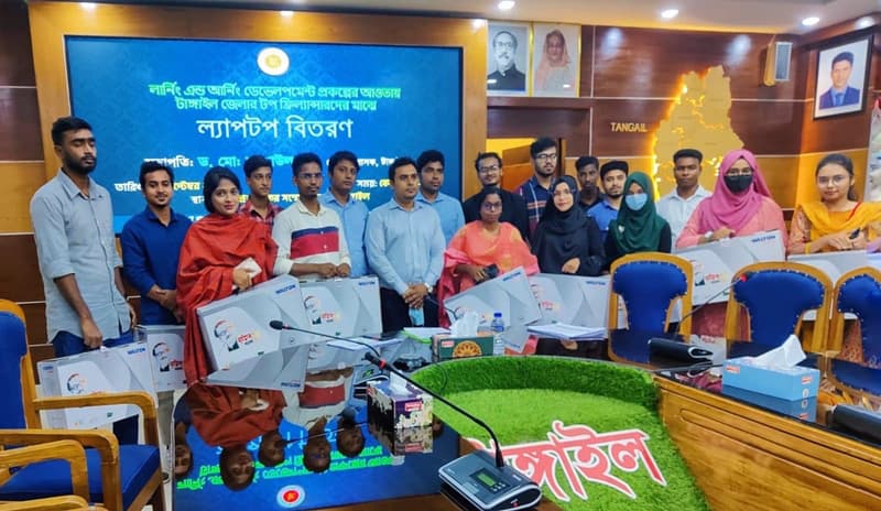 আউটসোর্সিং প্রশিক্ষণার্থীদের মাঝে ল্যাপটপ বিতরণ