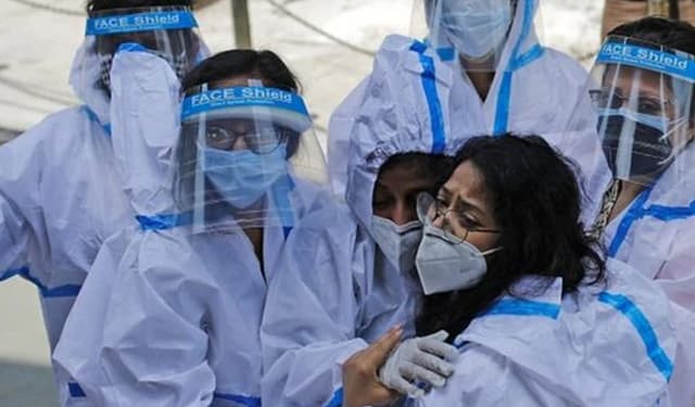 বিশ্বে করোনায় মৃত্যু বেড়েছে, আক্রান্ত কমেছে