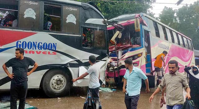 বরিশালে দুই বাসের মুখোমুখি সংঘর্ষে নারী নিহত, আহত ১৫