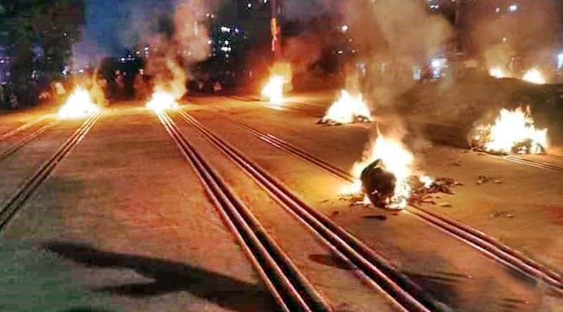 জ্বলছে টঙ্গী রেললাইন ! সারাদেশে রেল বন্ধ