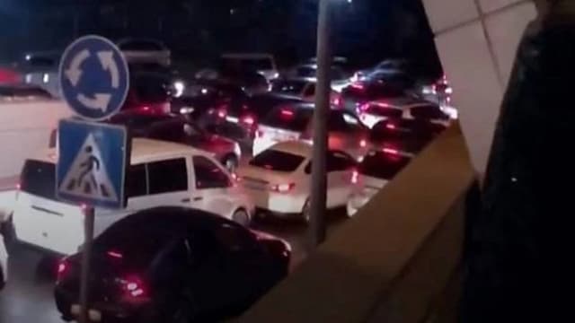 পুতিনের ঘোষণায় দেশ ছাড়ছে রুশ নাগরিকরা