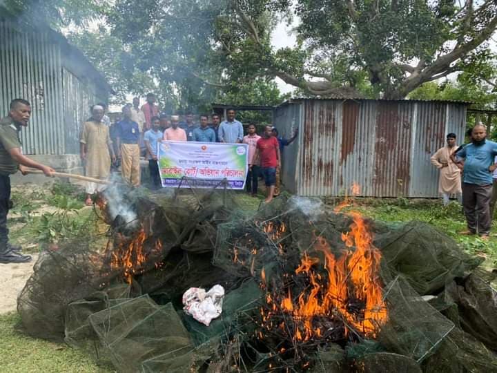 গোপালপুরে ভ্রাম্যমান আদালতে নিষিদ্ধ জালে আগুন