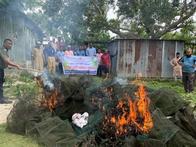 গোপালপুরে ভ্রাম্যমান আদালতে নিষিদ্ধ জালে আগুন