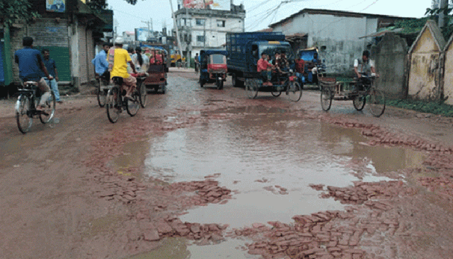 হিলি স্থলবন্দরের প্রধান সড়ক চলাচলের অনুপযোগী, জনভোগান্তি