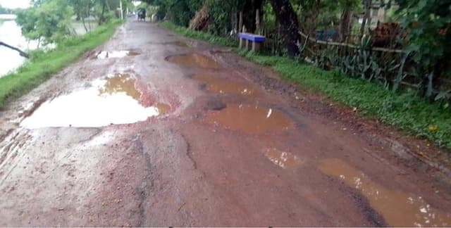 বুধহাটা-নৈকাটি সড়কের বেহাল দশা ॥ চরম ভোগান্তি