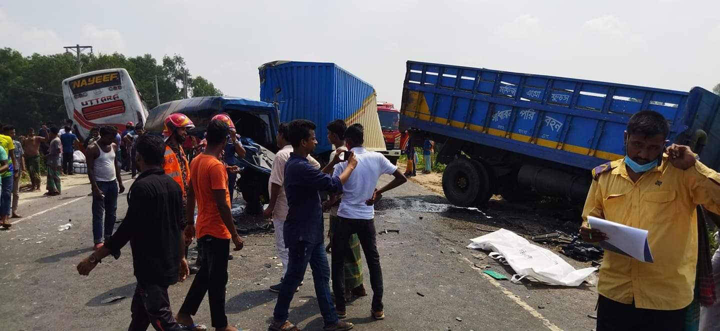 টাঙ্গাইলে বাস-ট্রাক-কাভার্ডভ্যানের সংঘ‌র্ষে নিহত ২