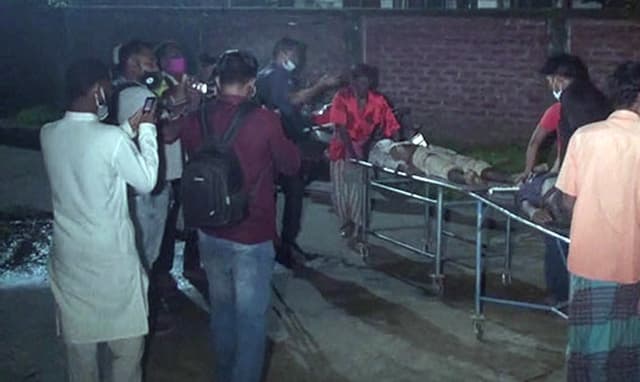 রাতের চলন্ত ট্রেনের ছাদে ডাকাতের ছুরিকাঘাতে নিহত ২
