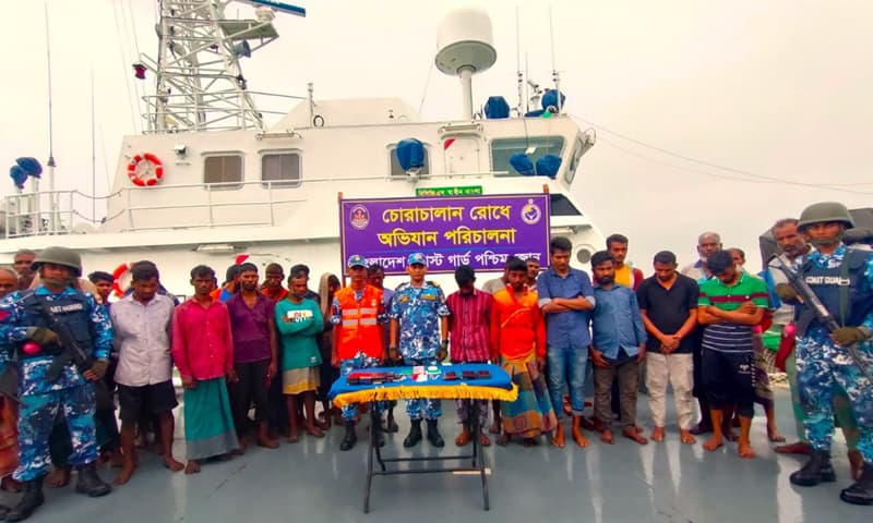 কোস্টগার্ডের অভিযানে কয়লা চোরাকারবারী আটক