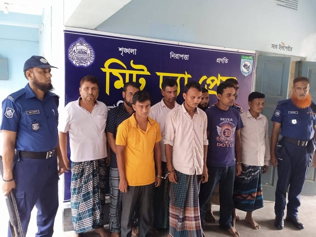 হিলিতে জুয়ার আসর থেকে ৯ জুয়াড়ি আটক