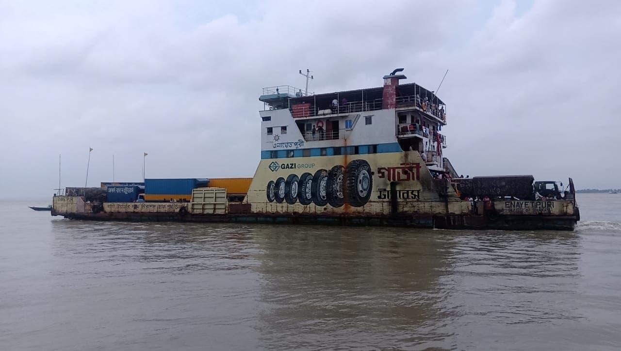 দৌলতদিয়া নৌপথে ডুবোচরে আটকা আছে ফেরি, ৪ঘন্টা পর উদ্ধার