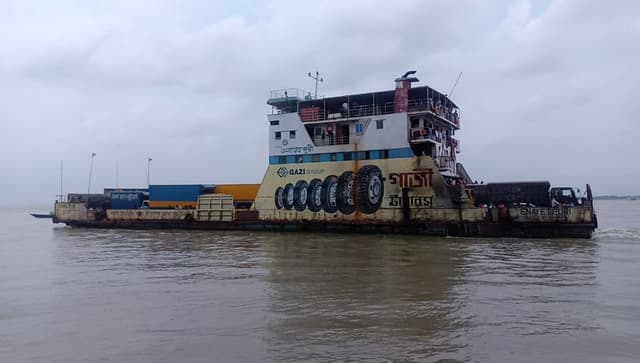 দৌলতদিয়া নৌপথে ডুবোচরে আটকা আছে ফেরি, ৪ঘন্টা পর উদ্ধার