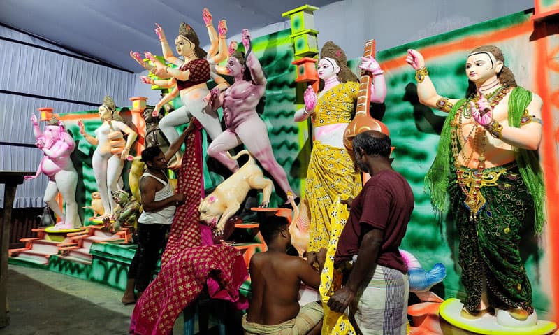 শিল্পীদের হাতের ছোঁয়ায় মাতৃরুপ ধারন করছে দেবি