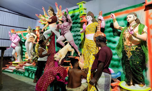 শিল্পীদের হাতের ছোঁয়ায় মাতৃরুপ ধারন করছে দেবি
