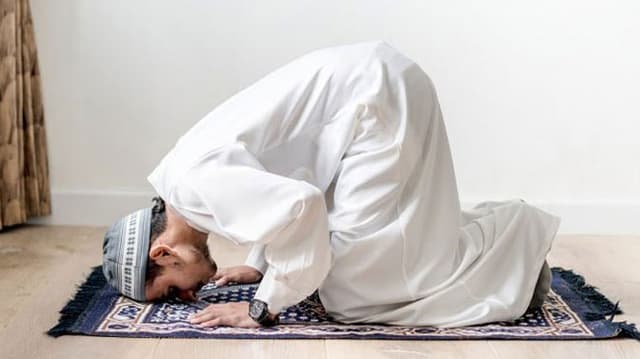 নামাজের শেষ রাকাত নিয়ে সন্দেহ হলে কী করবেন?