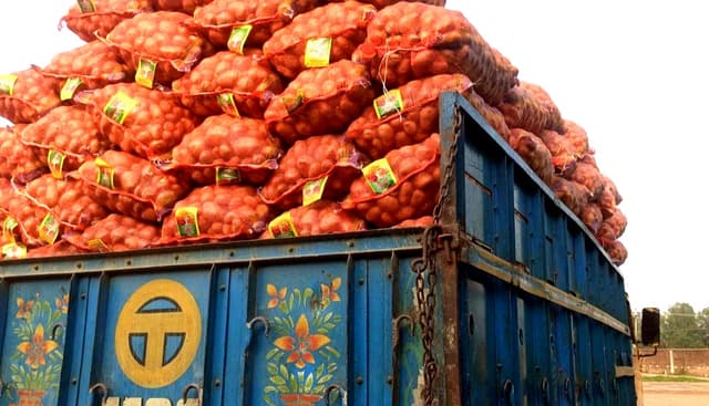 হিলি স্থলবন্দর দিয়ে ভারতের আলু আমদানি শুরু