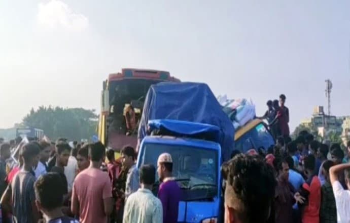 মহাসড়কে নিয়ন্ত্রণ হারিয়ে পিকআপ-ট্রাকে বাসের ধাক্কায় আহত ১৫