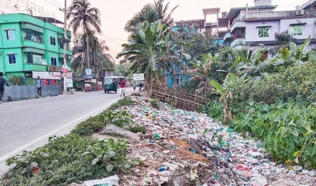 ঝালকাঠিতে ময়লা আবর্জনার দুর্গন্ধে অতিষ্ঠ এলাকাবাসী, সৃষ্টি হচ্ছে ডেঙ্গু মশার আবাসস্থল!