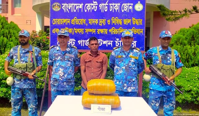 কোস্টগার্ডের অভিযানে ১০ কেজি ৬০০ গ্রাম গাঁজাসহ কারবারী আটক