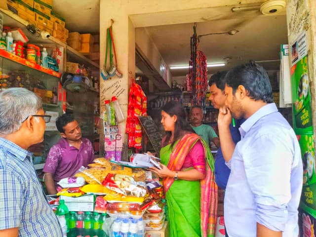 নলছিটিতে মেয়াদ উত্তীর্ণ পণ্য রাখায় ব্যবসায়ীকে জরিমানা