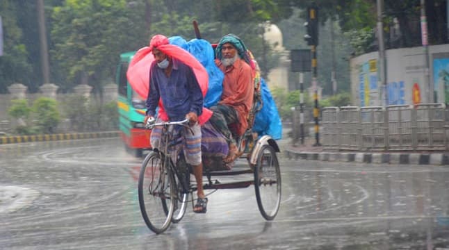 সকাল থেকে আশ্বিনের বৃষ্টি, রাজধানীবাসীর ভোগান্তি