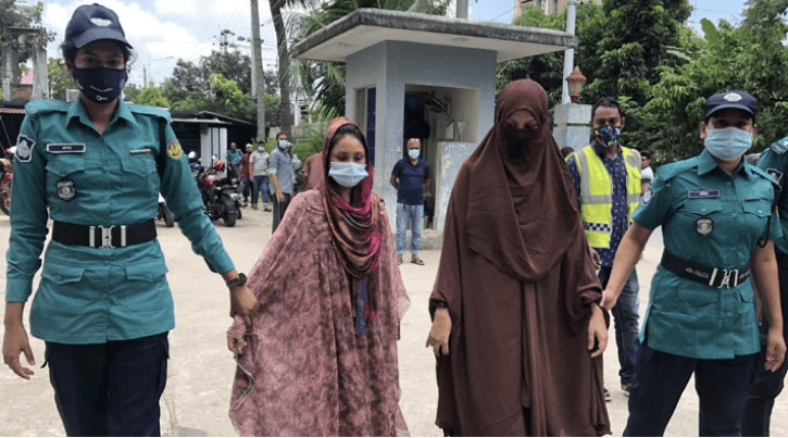 শিক্ষকতার আড়ালে মানুষকে ফাঁদে ফেলতেন তারা