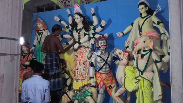 গোয়ালন্দে প্রতিমা তৈরি শেষে চলছে রং তুলির আঁচড়