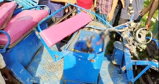ভৈরবে বাসচাপায় অটোরিকশার ৩ যাত্রী নিহত