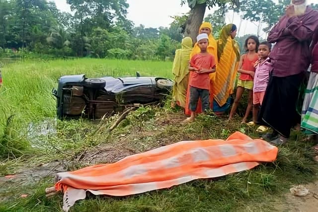 দেবীদ্বারে দ্রুতগামী প্রাইভেটকার উল্টে প্রাণ গেল শ্রমিকের