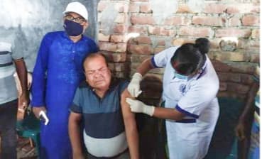 মোংলায় মাস্ক ছাড়া টিকা কেন্দ্রে কাউন্সিলর ছবি ভাইরাল