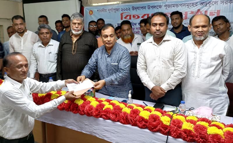 বরিশালে ৭০ টি পূজা মন্ডপে সরকারি অনুদান প্রদান