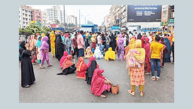 সাভারের আশুলিয়ায় শ্রমিকদের বিক্ষোভ: সড়ক অবরোধ ও সাধারণ ছুটি