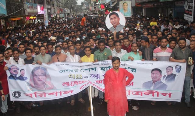 প্রধানমন্ত্রীর জন্মদিনে বরিশালে ছাত্রলীগ নেতা রাজ্জাকের নেতৃত্বে আনন্দ মিছিল