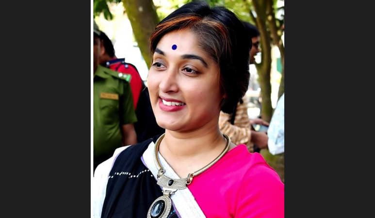 সরে দাঁড়ালেন সেই শিক্ষিকা, শিক্ষার্থীদের দাবী স্থায়ী অপসারণ