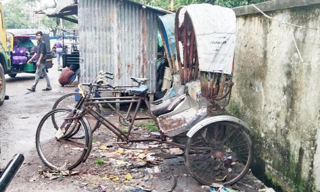 আধুনিকতার ছোঁয়ায় বিলুপ্তির পথে প্যাডেল রিক্সা
