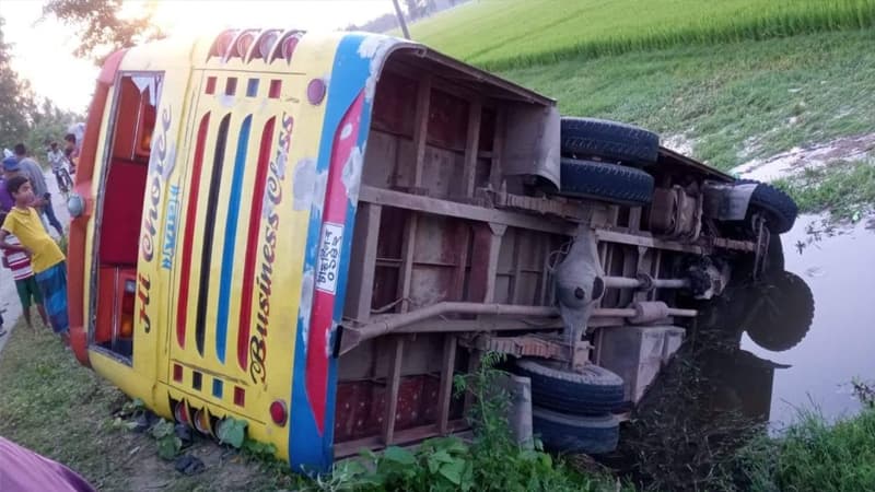 বগুড়ায় যাত্রীবাহী বাস উল্টে নিহত ২