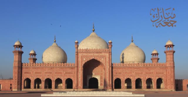 জুমার খুতবার সময় সুন্নাত নামাজ পড়া যাবে?