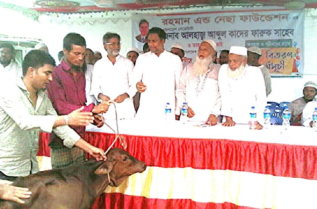 হিজলার ধুলখোলায় রহমান এন্ড নেছা ফাউন্ডেশনের পক্ষ থেকে অর্ধশত গরু বিতরণ