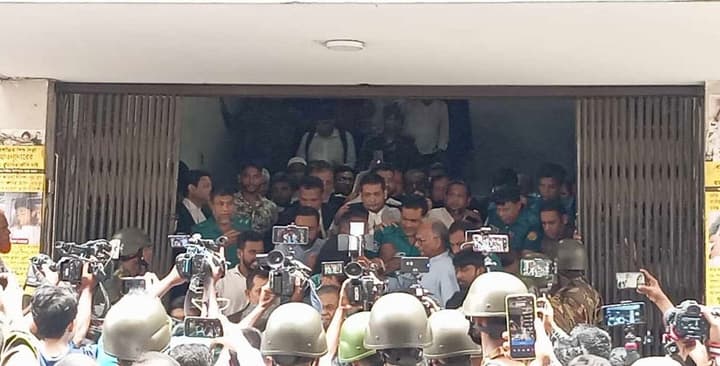 আত্মসমর্পণের পরে মাহমুদুর রহমানকে কারাগারে পাঠানোর আদেশ
