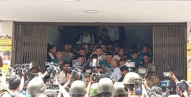 আত্মসমর্পণের পরে মাহমুদুর রহমানকে কারাগারে পাঠানোর আদেশ