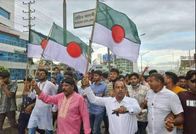 যুবলীগের পতাকা বিকৃতি করে নেতাদের মিছিল-মিটিং
