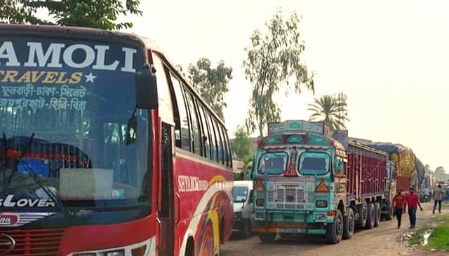 তিন যুগেও হিলি স্থলবন্দরে নির্মাণ হয়নি ট্রাক টার্মিনাল, যানজটে নাকাল পৌরবাসী