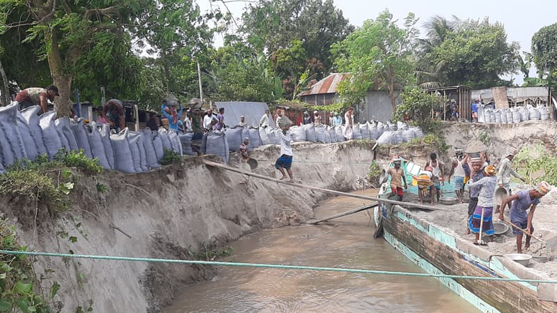 শেষ রাতে দৌলতদিয়ায় নদী ভাঙন, ৫ বসতঘর নদীগর্ভে
